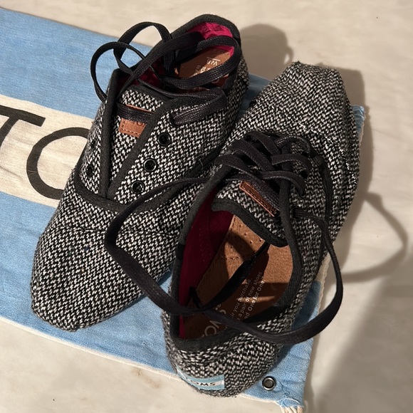 TOMS ๐ slip on sneakers ๐ size 8 ๐ New w/o tag - Picture 2 of 7